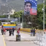 A border crossing between Venezuela and Colombia. Photo: Juan Pablo Cohen/La Opinión.
