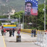 A border crossing between Venezuela and Colombia. Photo: Juan Pablo Cohen/La Opinión.