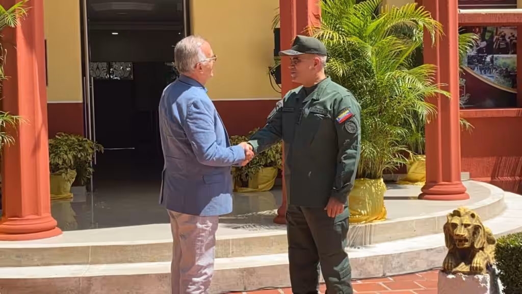 Colombian Defense Minister Iván Velásquez (left) and Venezuelan Defense Minister Vladimir Padrino López (right) meet at the Colombia-Venezuela border. Photo: Twitter/@AABenedetti