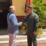 Colombian Defense Minister Iván Velásquez (left) and Venezuelan Defense Minister Vladimir Padrino López (right) meet at the Colombia-Venezuela border. Photo: Twitter/@AABenedetti