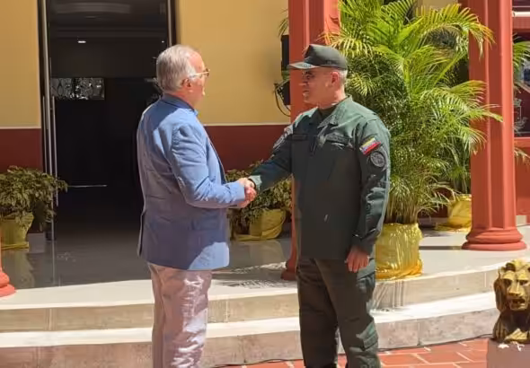 Colombian Defense Minister Iván Velásquez (left) and Venezuelan Defense Minister Vladimir Padrino López (right) meet at the Colombia-Venezuela border. Photo: Twitter/@AABenedetti
