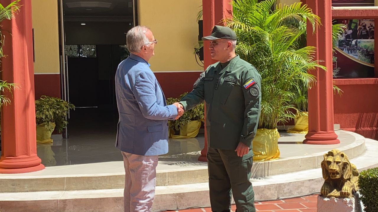 Colombian Defense Minister Iván Velásquez (left) and Venezuelan Defense Minister Vladimir Padrino López (right) meet at the Colombia-Venezuela border. Photo: Twitter/@AABenedetti
