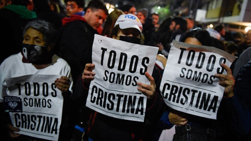 Argentinians march in support of Vice President Cristina Fernández de Kirchner after she survived an assassination attempt. Photo: Martin Cossarini/DPA/Abacapress.