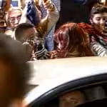 The moment when Argentine Vice President Cristina Fernández de Kirchner had a gun pointed directly in her face by an would-be assassin. The gun did not fire and the vice president escaped unharmed. Photo: La República.