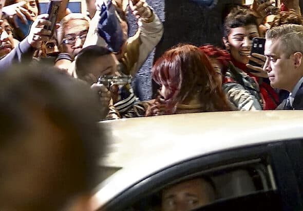 The moment when Argentine Vice President Cristina Fernández de Kirchner had a gun pointed directly in her face by an would-be assassin. The gun did not fire and the vice president escaped unharmed. Photo: La República.