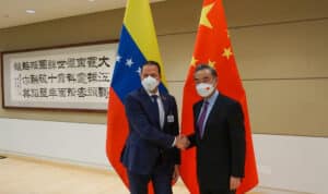 Carlos Faría and Wang Yi meet at the 77th meeting of the United Nation General Assembly in New York. Photo: Venezuela's Ministry of Foreign Relations.