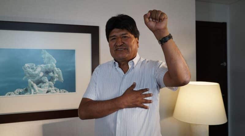 Evo Morales raising his fist. Photo: Alina Duarte.