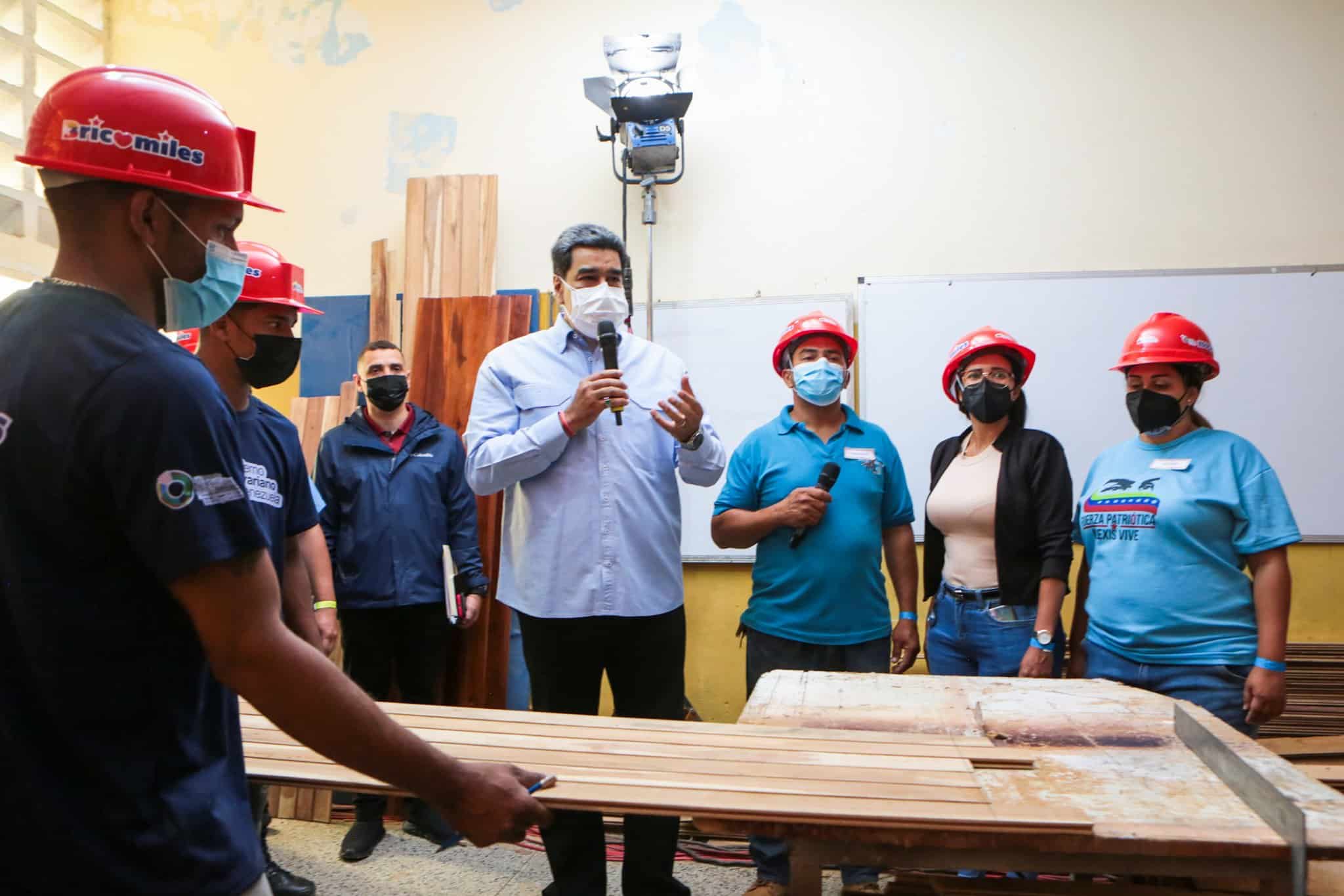 Venezuelan President Nicolás Maduro during a working meeting with community brigades refurbishing schools and healthcare centers. Photo: Presidential Press.