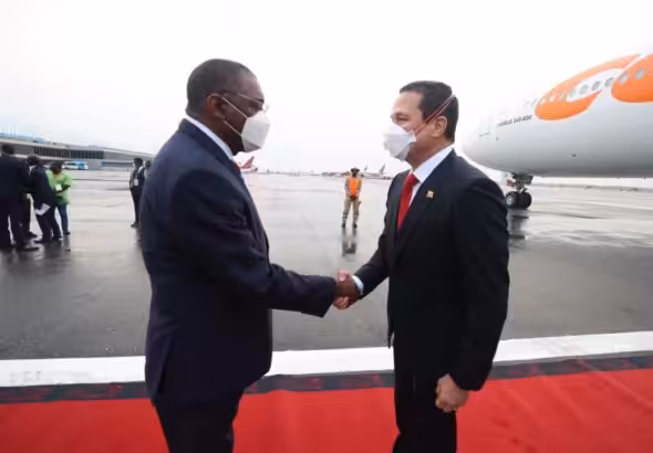 Venezuelan Minister of Foreign Affairs Carlos Faría shaking hands with the newly inaugurated president of Angola, João Lourenço. Photo: Twitter/@Fariacrt.