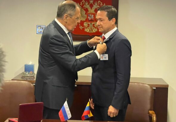 Russian Foreign Minister Sergey Lavrov (left) decorates his Venezuelan counterpart Carlos Faria (right) with the Order of Friendship in New York during UN General Assembly activities, September 21, 2022. Photo: Twitter/@Fariacrt.