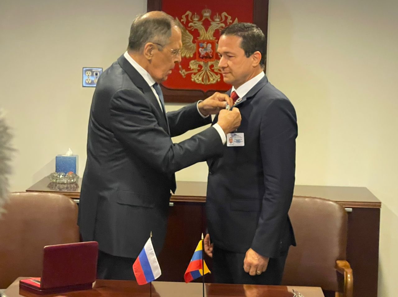 Russian Foreign Minister Sergey Lavrov (left) decorates his Venezuelan counterpart Carlos Faria (right) with the Order of Friendship in New York during UN General Assembly activities, September 21, 2022. Photo: Twitter/@Fariacrt.