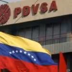 Venezuelan flag in front of PDVSA installation. US sanctions prevent the company from establishing regular commercial relations with its partners. Photo: AFP.