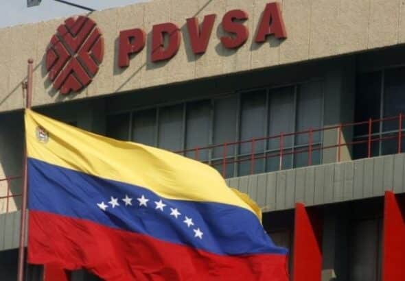 Venezuelan flag in front of PDVSA installation. US sanctions prevent the company from establishing regular commercial relations with its partners. Photo: AFP.