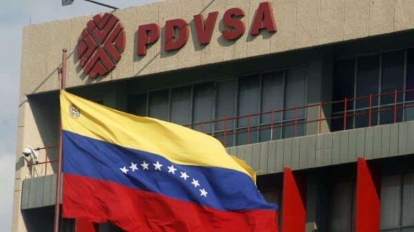 Venezuelan flag in front of PDVSA installation. US sanctions prevent the company from establishing regular commercial relations with its partners. Photo: AFP.