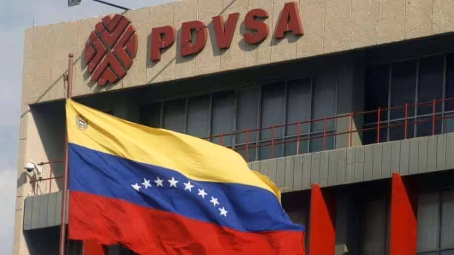Venezuelan flag in front of PDVSA installation. US sanctions prevent the company from establishing regular commercial relations with its partners. Photo: AFP.