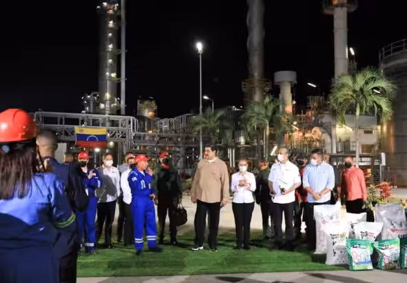 President Maduro meets with oil sector workers of PDVSA's José Antonio Anzoátegui Petroleum and Petrochemical Complex. Photo: VTV.