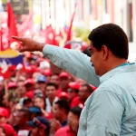 File photo of Venezuelan President Nicolás Maduro facing sympathizers during a political rally and pointing to the left with his hand. Photo: Presidential Press.