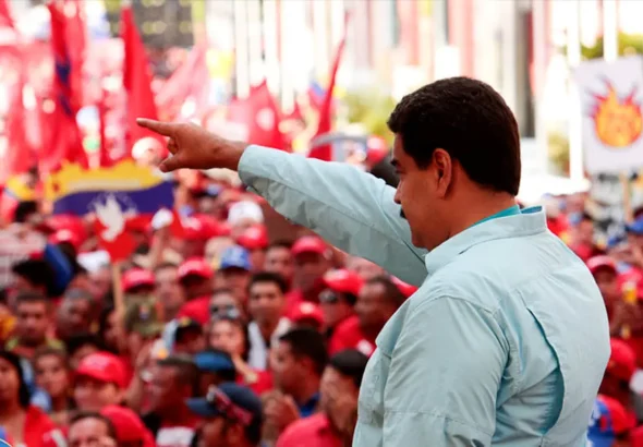 File photo of Venezuelan President Nicolás Maduro facing sympathizers during a political rally and pointing to the left with his hand. Photo: Presidential Press.