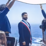 President Boric of Chile poses with for a sea-side photo shoot with a smug grin. Photo: RedRadioVE.