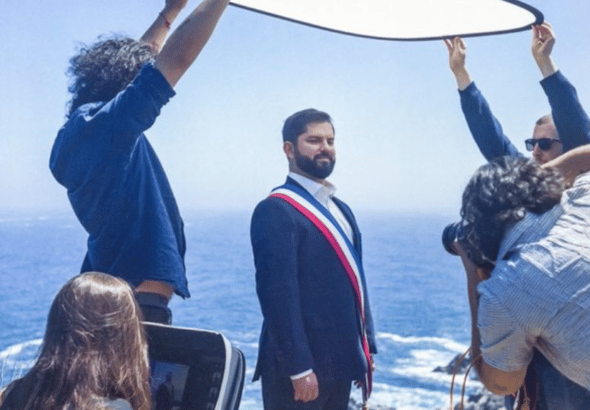 President Boric of Chile poses with for a sea-side photo shoot with a smug grin. Photo: RedRadioVE.