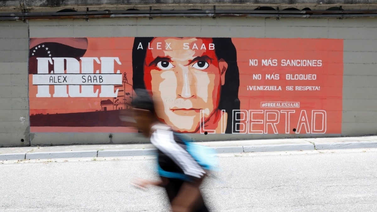 Poster with the face of Alex Saab on a Caracas street. It reads "free Alex Saab, no more sanctions, no more blockade, Venezuela should be respected, freedom!" File photo.