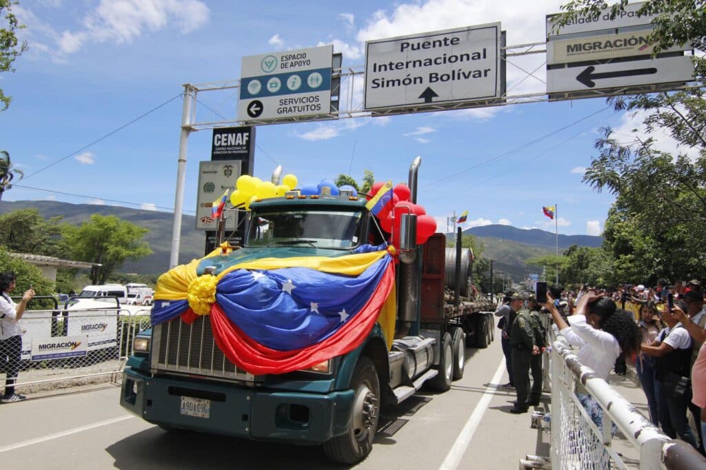 A truck crosses the Simón Bolívar bridge from Venezuela to Colombia during the border reopening ceremony, in Cúcuta. Photo: Mario Caicedo/EFE.