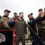 Zelensky while posing for a photograph, the cameras of a photographer caught on the uniform of one of his soldiers a small but significant Nazi-inspired patch on the back of the bulletproof vest. File photo.