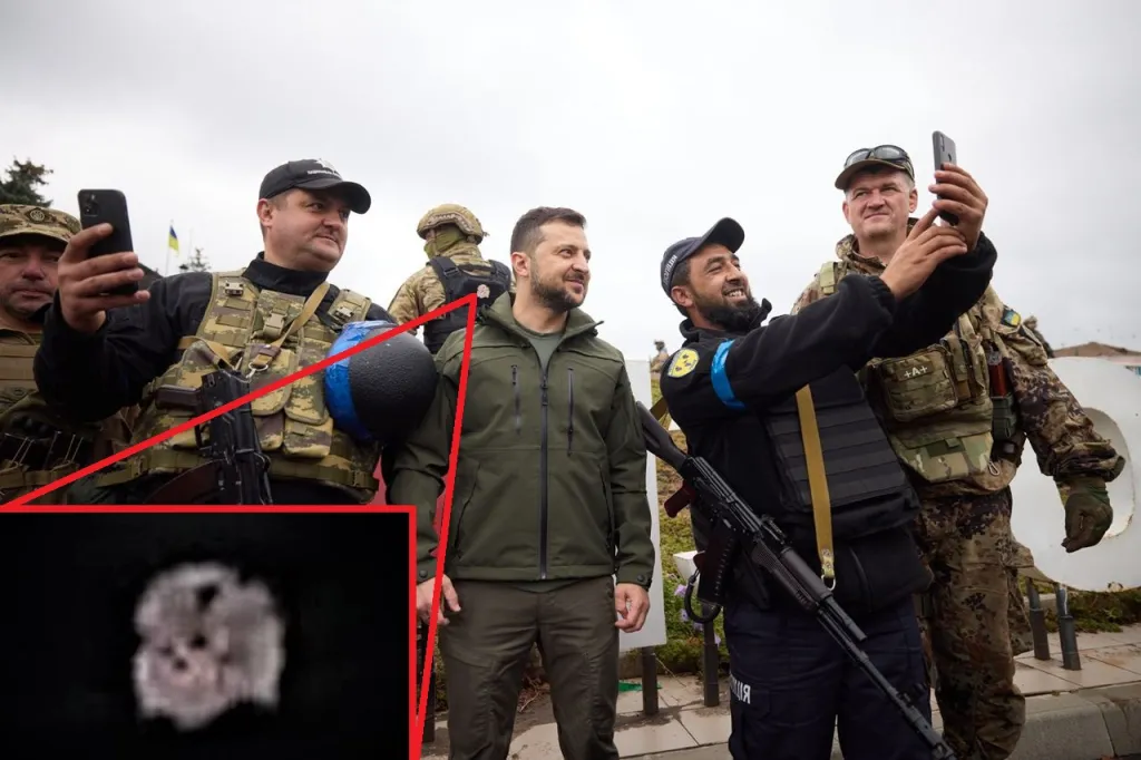 Zelensky while posing for a photograph, the cameras of a photographer caught on the uniform of one of his soldiers a small but significant Nazi-inspired patch on the back of the bulletproof vest. File photo.