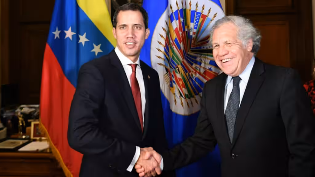 Former deputy, Juan Guaidó (left), shaking hands with OAS Secretary General Luis Almagro (right) in 2020. Photo: AFP.