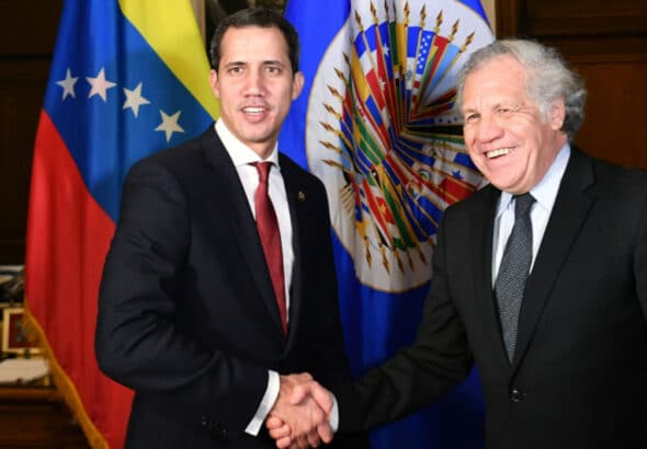 Former deputy, Juan Guaidó (left), shaking hands with OAS Secretary General Luis Almagro (right) in 2020. Photo: AFP.