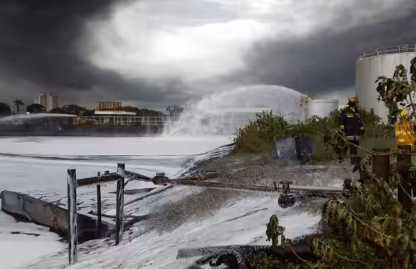 Efforts to extinguish the fire at the Puerto La Cruz refinery. Photo: Alba Ciudad.