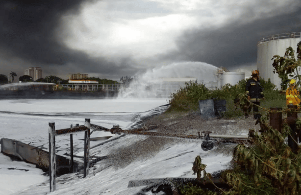 Efforts to extinguish the fire at the Puerto La Cruz refinery. Photo: Alba Ciudad.