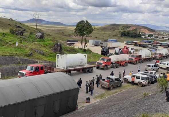 Venezuelan trucks loaded with oxygen entering Brazil and heading to help combat a COVID-19 surge in Manaus. Photo: Twitter/@CancilleriaVE.