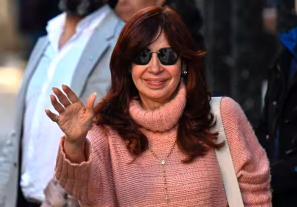 Argentine Vice President Cristina Kirchner greets her supporters as she leaves her residence in Buenos Aires, on September 2, 2022. Photo:LUIS ROBAYO