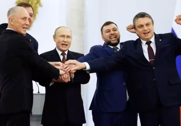 From left, head of Kherson Region Vladimir Saldo, head of Zaporizhzhia region Yevgeny Balitsky, Russian President Vladimir Putin, Denis Pushilin, leader of the Donetsk People's Republic and Leonid Pasechnik, leader of Luhansk People's Republic, pose for a photo during a ceremony to sign the treaties for the four regions to join Russia,. Photo: Dmitry Astakhov/Sputnik/Government Pool/Via AP.