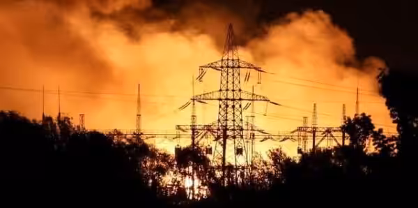 A fire raging at the heat and power plant TETS-5 in Kharkiv in northern Ukraine after it was hit by a Russian missile on 11 September.Photo: Reuters/Scanpix.