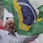 Lula Da Silva, the new president of Brazil, holding a Brazilian flag during a campaign rally a few days before the second round. Photo: EFE.