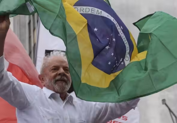 Lula Da Silva, the new president of Brazil, holding a Brazilian flag during a campaign rally a few days before the second round. Photo: EFE.