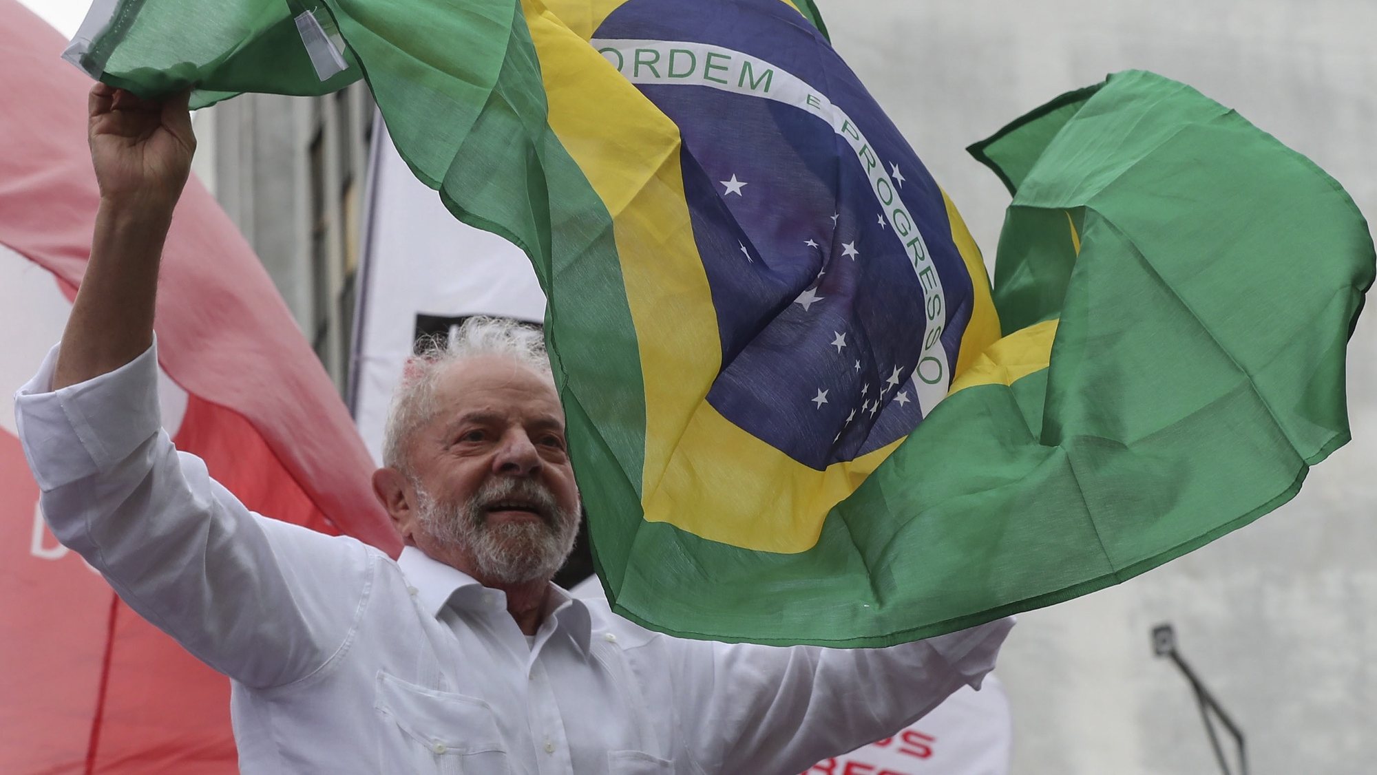 Lula Da Silva, the new president of Brazil, holding a Brazilian flag during a campaign rally a few days before the second round. Photo: EFE.