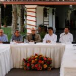 Panoramic view of the peace negotiation table and the delegates from Colombian government and the ELN during the signing of the agreement to resume the peace talks between both parties, Caracas, October 4, 2022. Photo: Leonardo Fernandez Viloria/Reuters.