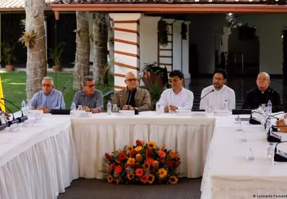 Panoramic view of the peace negotiation table and the delegates from Colombian government and the ELN during the signing of the agreement to resume the peace talks between both parties, Caracas, October 4, 2022. Photo: Leonardo Fernandez Viloria/Reuters.