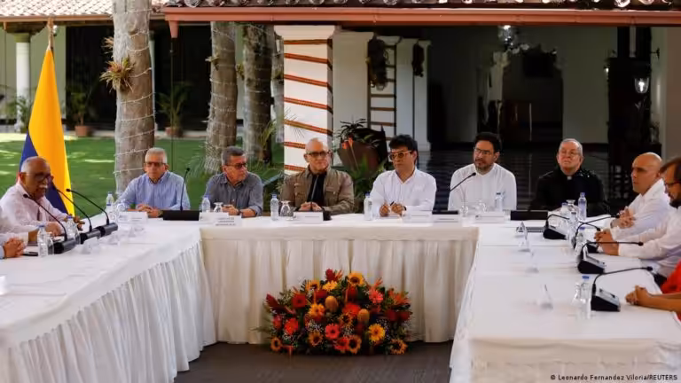Panoramic view of the peace negotiation table and the delegates from Colombian government and the ELN during the signing of the agreement to resume the peace talks between both parties, Caracas, October 4, 2022. Photo: Leonardo Fernandez Viloria/Reuters.