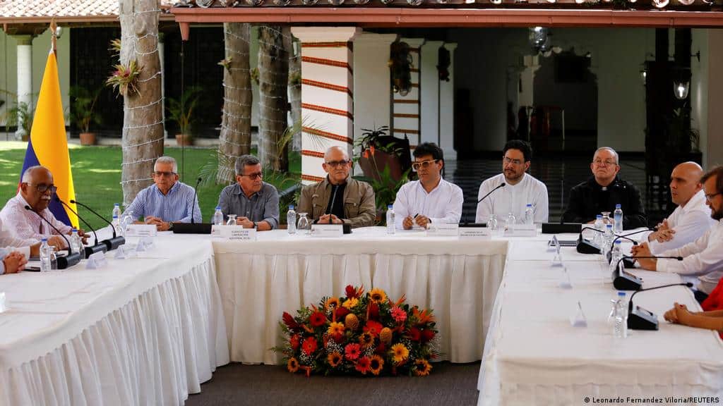 Panoramic view of the peace negotiation table and the delegates from Colombian government and the ELN during the signing of the agreement to resume the peace talks between both parties, Caracas, October 4, 2022. Photo: Leonardo Fernandez Viloria/Reuters.