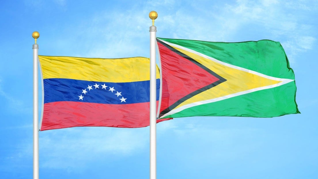 The flags of Venezuela and Guyana. Photo: Aleks Taurus, Legion-Media.