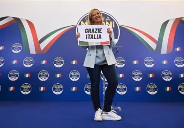 Giorgia Meloni standing on a stage: Photo: EFE.