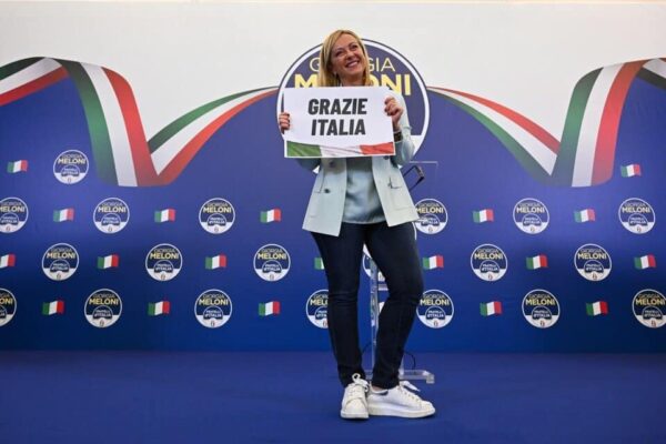 Giorgia Meloni standing on a stage: Photo: EFE.