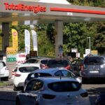 Cars line up in a gas station in Paris. Photo: AP.