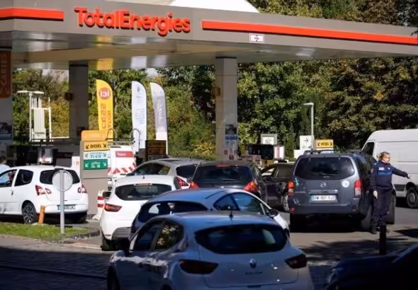Cars line up in a gas station in Paris. Photo: AP.