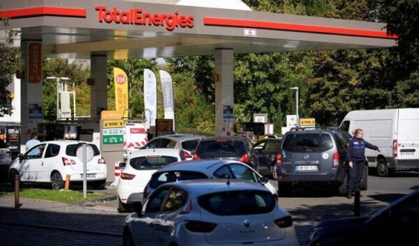 Cars line up in a gas station in Paris. Photo: AP.