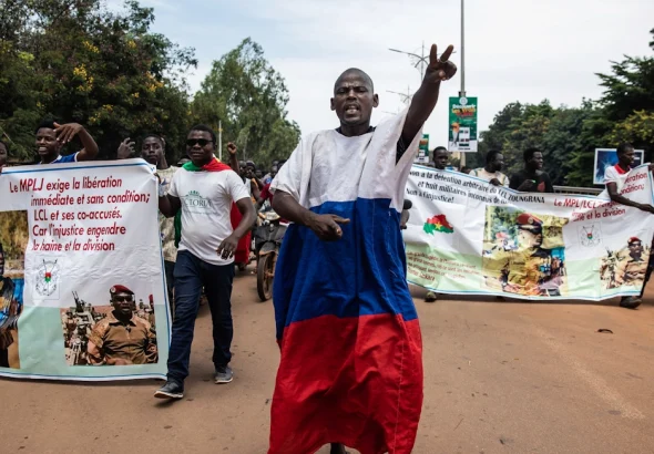Young men chant slogans against the power of Lieutenant-Colonel Damiba, against France and pro-Russia, in Ouagadougou, Burkina Faso, Sept. 30, 2022. Photo: Sophie Garcia/AP.